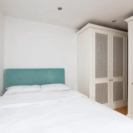 Homely 3 Bedroom House With A Balcony In Donnybrook Apartament