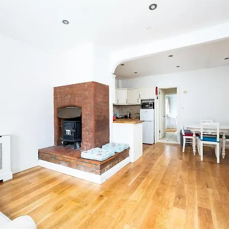 Homely 3 Bedroom House With A Balcony In Donnybrook Дублин