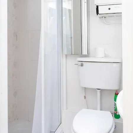 Homely 3 Bedroom House With A Balcony In Donnybrook Апартаменты Дублин
